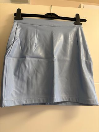 Falda cuero azul bebé