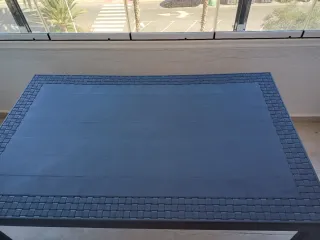 Mesa de jardín gris