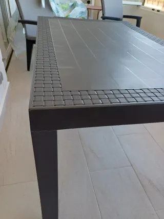 Mesa de jardín gris