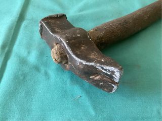 Martillo saca clavos antiguo