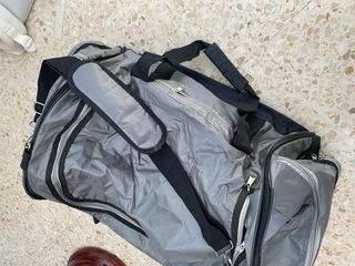 Bolsa deportiva gris con detalles rojos