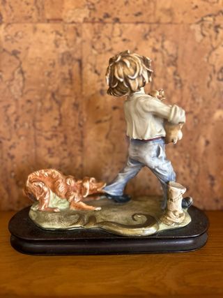 Figurita porcelana vintage niño con perro