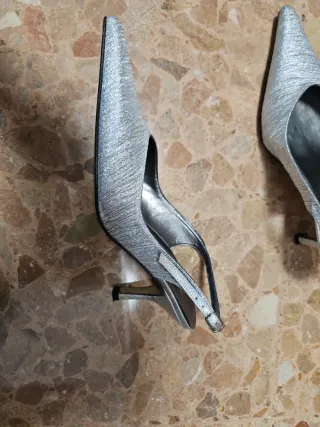 Sandalias de tacón plateadas punta fina