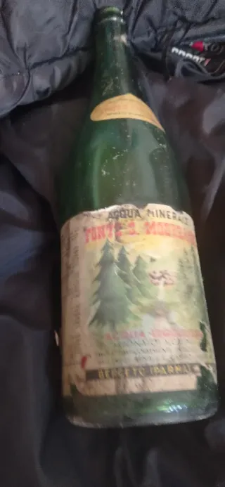 Bottiglia vintage con stemma SSS SANTI