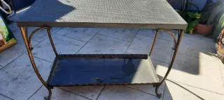 Mesa antigua de hierro forjado