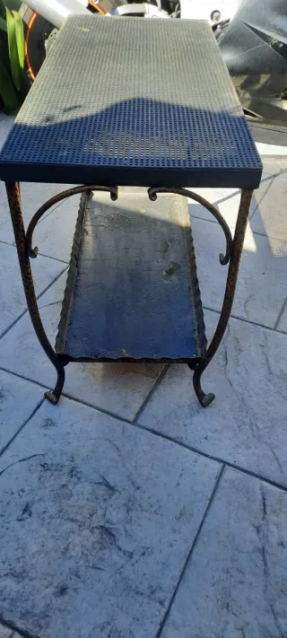 Mesa antigua de hierro forjado