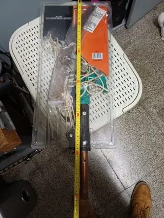 Podador de ramas de tijeras y con serrucho.