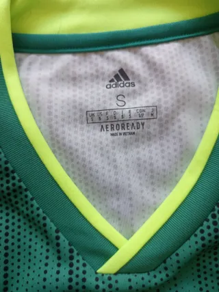 Camiseta deportiva Adidas Aeroready verde y negra