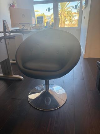 Silla giratoria moderna negra