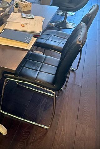 Silla de oficina negra con base plateada