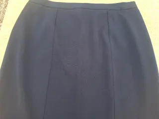 Falda negra T 48.  Medidas en descripción