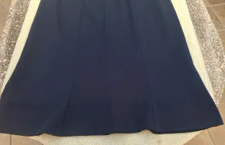 Falda negra T 48.  Medidas en descripción