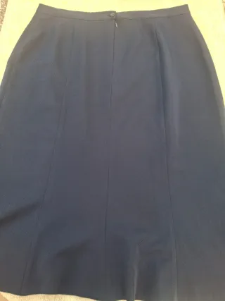 Falda negra T 48.  Medidas en descripción