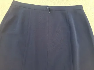 Falda negra T 48.  Medidas en descripción