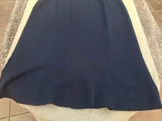 Falda negra T 48.  Medidas en descripción