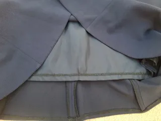 Falda negra T 48.  Medidas en descripción