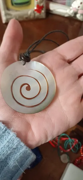 Ciondolo a spirale in madreperla