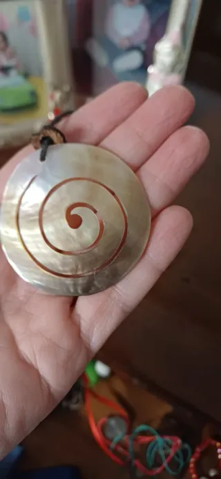 Ciondolo a spirale in madreperla