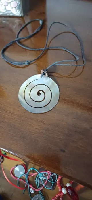 Ciondolo a spirale in madreperla