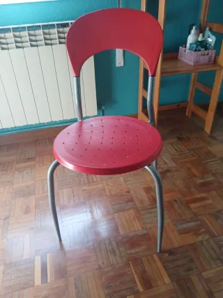 Silla roja de metal y plástico