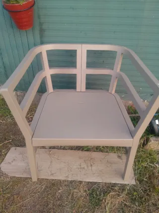 Sillas de plástico duro para terraza.