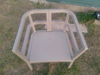 Sillas de plástico duro para terraza.