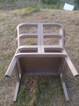 Sillas de plástico duro para terraza.