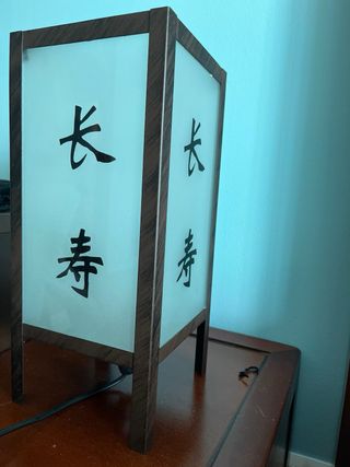 2 Lámparas de mesa con caracteres chinos