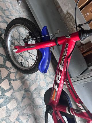 Bicicleta infantil roja y azul