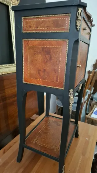 Mesilla de noche francesa con marquetería