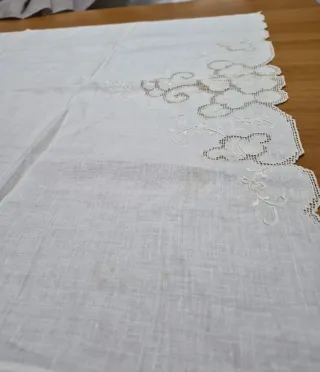 Tovaglia in lino con ricamo sfilato siciliano