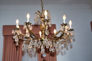 Lámpara de techo dorada de metal y cristal