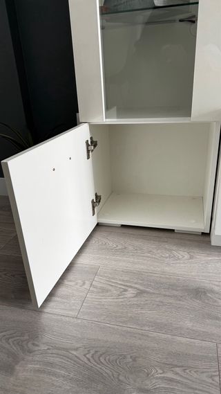 Mueble expositor blanco con puertas de cristal