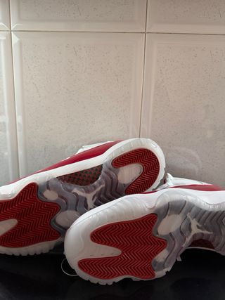 Jordan Retro 11 Talla 41 Rojo Blanco