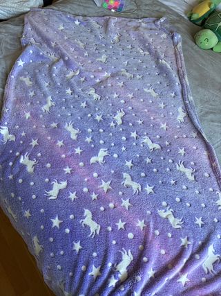 Manta infantil unicornios brilla oscuridad