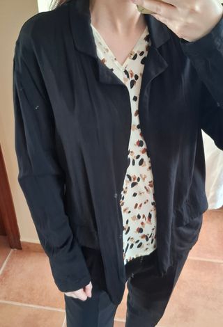 Americana negra con estampado