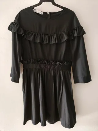 Vestido Zara negro con volantes