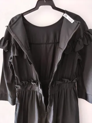 Vestido Zara negro con volantes