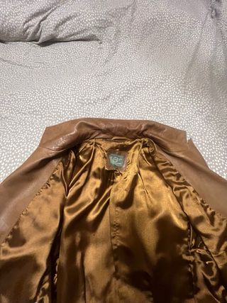 Americana de piel marrón