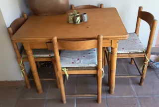 Mesa de cocina madera + 4 sillas con cojines