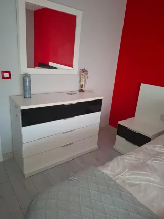 Habitación: Mesitas, cómoda, espejo y cabecero