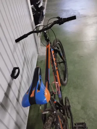 Bicicleta de montaña naranja y azul