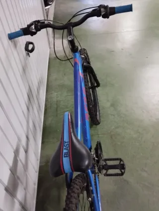 Bicicleta de montaña naranja y azul