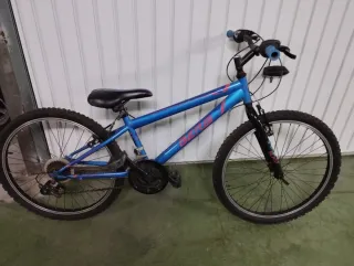 Bicicleta de montaña naranja y azul