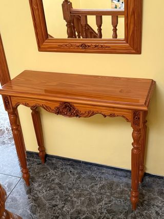 Mesa de madera tallada