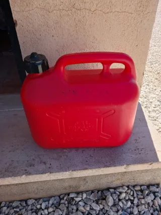 Garrafa de gasolina roja