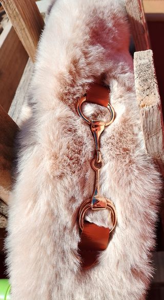 Cuello pelo beige sin estrenar con detalles dorado