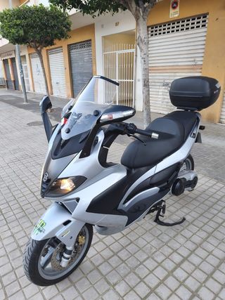 Maxi Scooter Plata y Negra