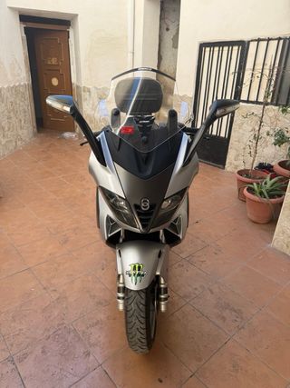 Maxi Scooter Plata y Negra