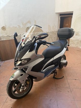 Maxi Scooter Plata y Negra